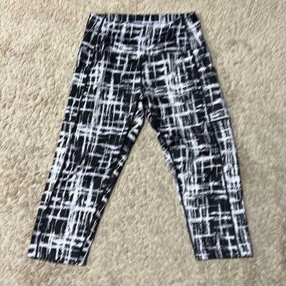 Sugar Pocket black and white abstract hash active capris with leg pockets - Picture 1 of 5